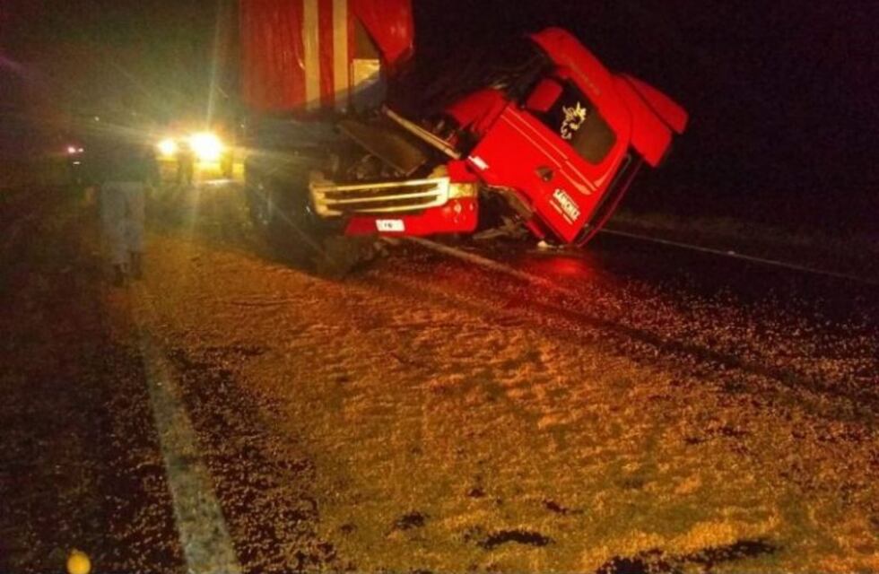 Chocaron dos camiones en la ruta 16