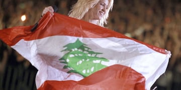 BEIRUT (LÍBANO) 27/05/2011\u002E- Fotografía facilitada hoy, viernes 27 de mayo de 2011, por la oficina de prensa de Shakira que muestra a la cantante colombiana sosteniendo una bandera del Líbano durante el concierto que ofreció un día antes en Beirut (Líbano)\u002E EFE/Ho\u002E SÓLO USO EDITORIAL\u002E PROHIBIDO VENTAS beirut libano Shakira cantante colombiana musica musico musicos cantante recital show concierto bandera del pais