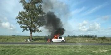 Otro auto incendiado tras un choque, esta vez en la autopista Rosario-Santa Fe.