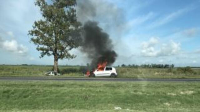 Otro auto incendiado tras un choque, esta vez en la autopista Rosario-Santa Fe.