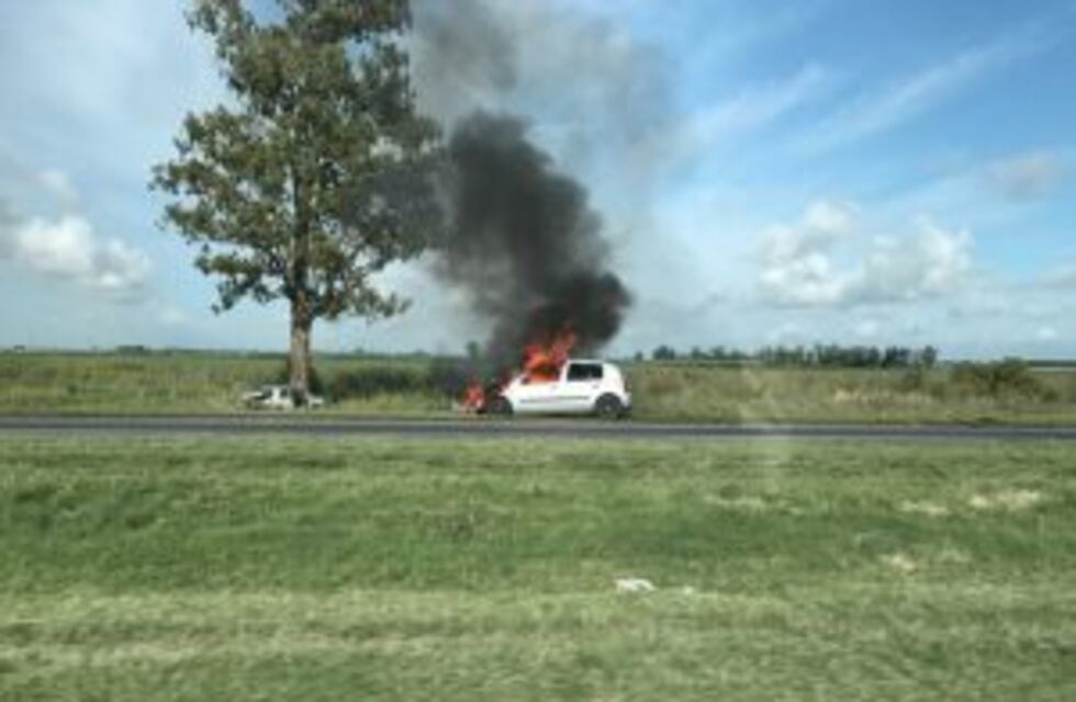 Auto incendiado tras un choque en la autopista a Santa Fe