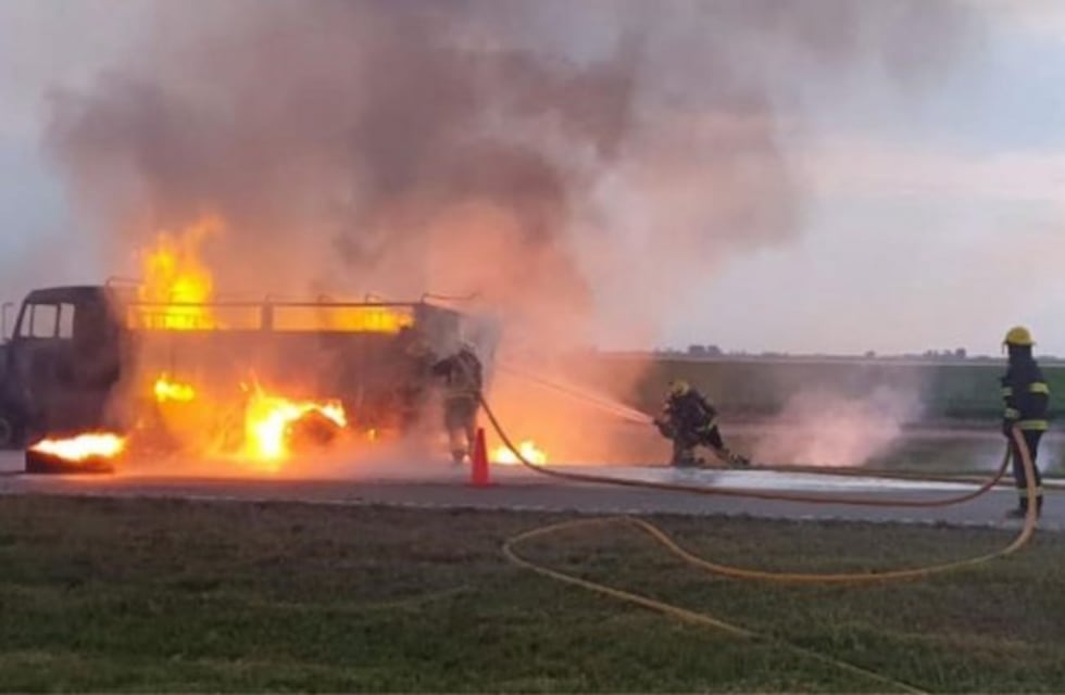 En fotos: descomunal incendio de un camión en la autopista Córdoba - Rosario