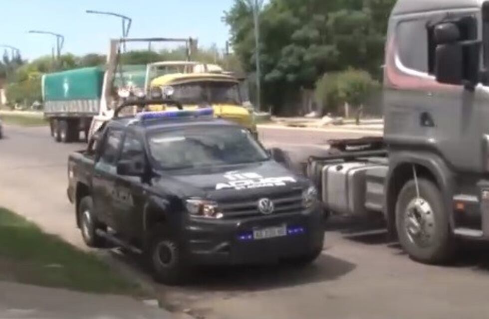 Denuncian una ola de robos a camiones en un semáforo de Puente Gallego