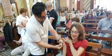 vacunan en iglesias a los adultos mayores en Mendoza