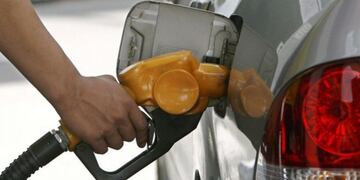 El precio de la nafta volvió a subir y el consumo sigue en picada\u002E