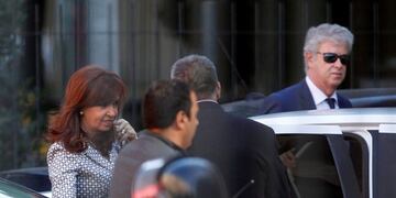 Argentina's former President Cristina Fernandez de Kirchner (L) arrives at court over accusations of bribery and money laundering, in Buenos Aires, Argentina March 7, 2017.  REUTERS/Martin Acosta