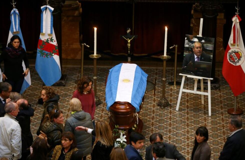 Concluyó el velatorio de Olivares en el Congreso y sus restos ya viajan rumbo a La Rioja