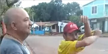 Un hombre obliga a desvestirse a un desamparado en Iguazú para que se ponga otra remera política\u002E (Captura)