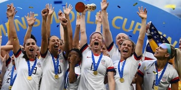 USA's players celebrate with the trophy after the France 2019 Women’s World Cup football final match between USA and the Netherlands, on July 7, 2019, at the Lyon Stadium in Lyon, central-eastern France\u002E (Photo by FRANCK FIFE / AFP)