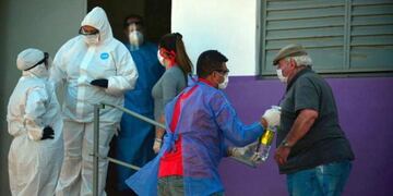 Habrá vacunación e hisopado para los residentes, más allá de la obra social\u002E Y ayuda económica para los empleados\u002E