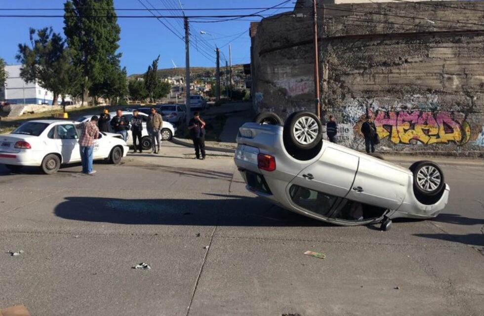 Accidente en San Martín y Alsina: volcó un auto
