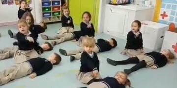 Niños aprenden RCP en la escuela con una canción