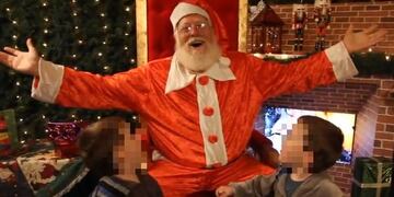 Papá Noel solidario en la terminal de ómnibus