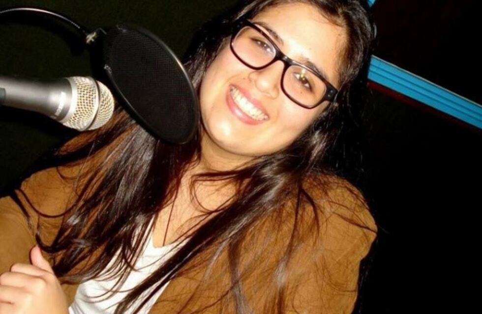 La chica que habían tirado del tren para robarle abrió los ojos