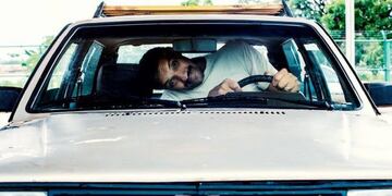 Le prohibieron sacar el registro de conducir porque mide 2,30 metros y no entra en el auto