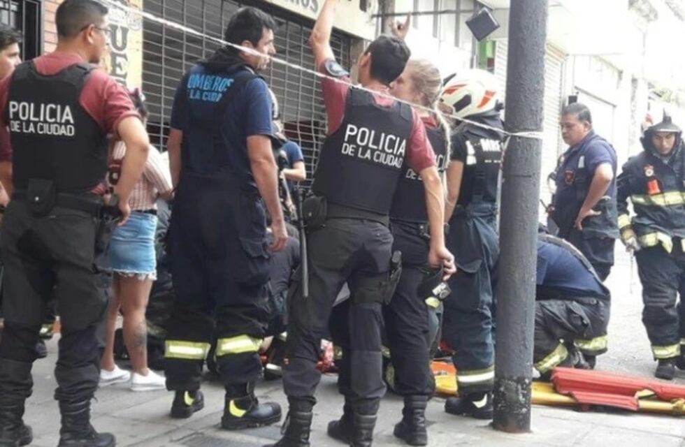 Un niño de cinco años quedó solo en su casa y cayó desde la terraza del edificio en Balvanera