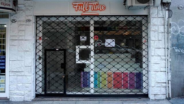 View of the facade of a closed store at Palermo neighborhood in Buenos Aires, Argentina, on August 29, 2018\u002E - Retail sales in Argentina fell 8% in August 2018, compared to the same month in 2017\u002E The country lives a strained social climate due to inflation, which could reach 40% this year and austerity measures launched by the government\u002E (Photo by EITAN ABRAMOVICH / AFP) buenos aires  locales negocios cerrados por la caida en las ventas cierre de comercios en la ciudad crisis economica y politica en el pais