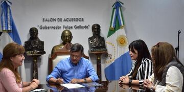 El gobernador, Domingo Peppo firmó la ley de Retiros Voluntarios para los trabajadores del Estado\u002E