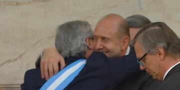 Perotti aguardó el final del discurso de Alberto Fernández y fue el primero de los gobernadores en saludarlo\u002E (Captura de pantalla)