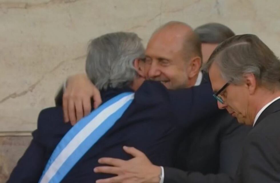 Perotti fue el primero de los gobernadores en saludar a Alberto Fernández tras la jura