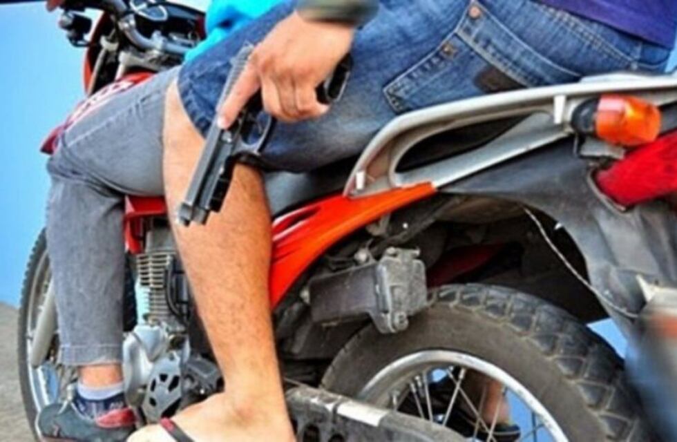 En un violento robo, motochorros se llevaron un celular, 1300 pesos y documentos