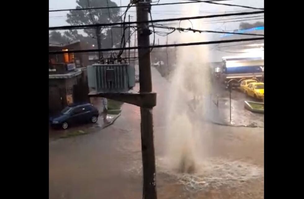 Video: "explotó" una tapa de desagüe en la tormenta y formó un chorro de agua de más de 2 metros