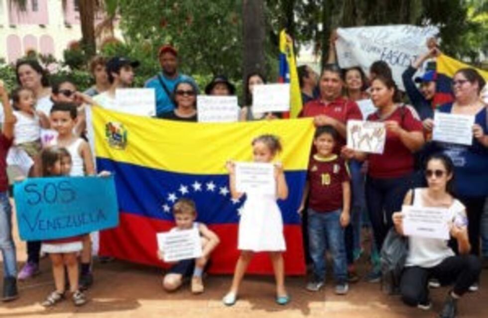 Posadas: venezolanos repudian a Maduro y lo apoyan militantes