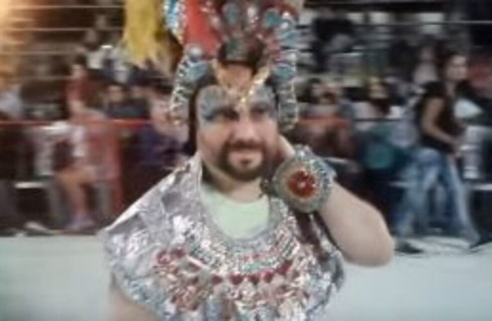 José Ottavis se puso las plumas y bailó en el carnaval de Corrientes