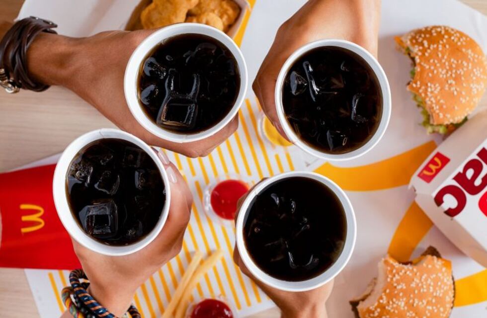 Novedad: McDonald's dejará de entregar sorbetes y tapas en sus locales