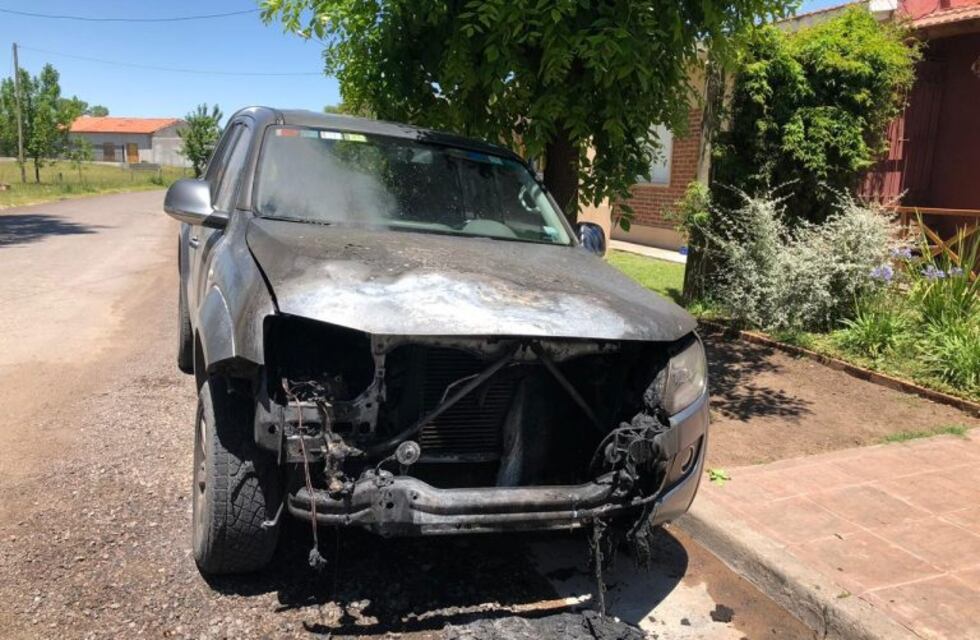 Quemacoches en Azul: incendiaron dos vehículos en el Barrio Ceramista
