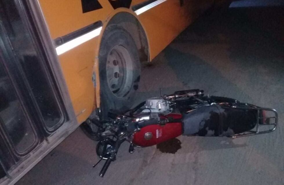 Río Ceballos: motociclista internado tras colisionar con un colectivo