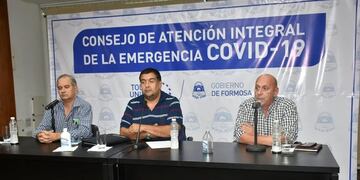 Conferencia de hoy: De izquierda a derecha, Ministro de la Comunidad, Aníbal Gómez, Minstro de Gobierno, Jorge González y el Director del Hospital Central, Mario Romero Bruno