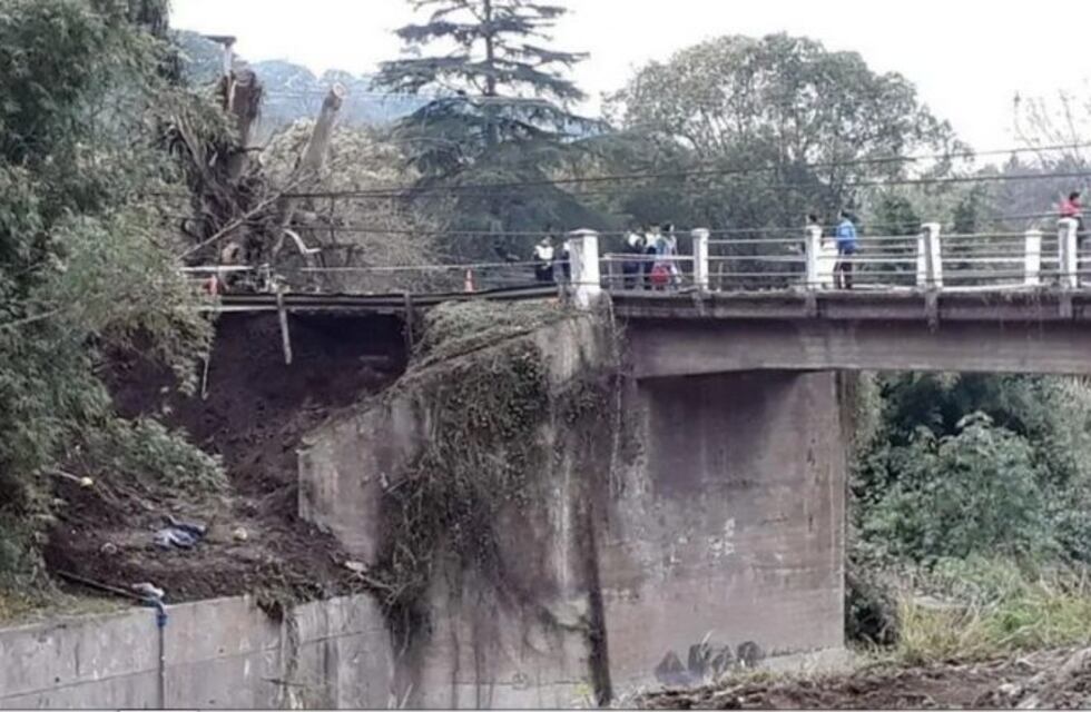 Se derrumbó un puente en Tucumán: un muerto y un herido