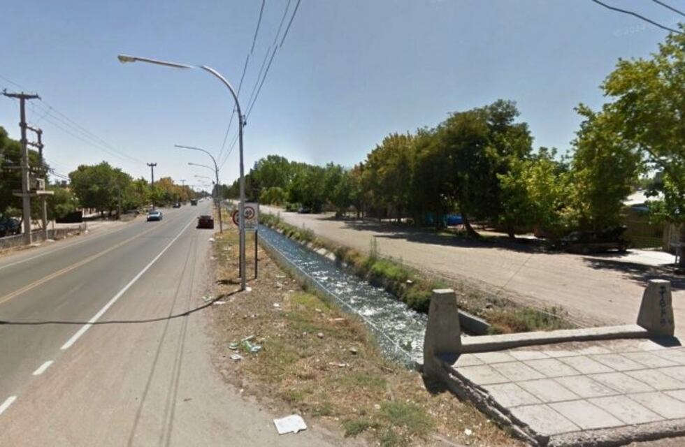 Estaba tan ebria que cayó dentro de un canal y tuvieron que rescatarla los vecinos