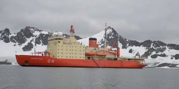 Rompehielos ARA Almirante Irízar