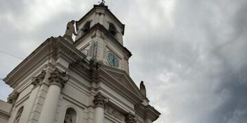 Mañana con el cielo cubierto en Corrientes\u002E