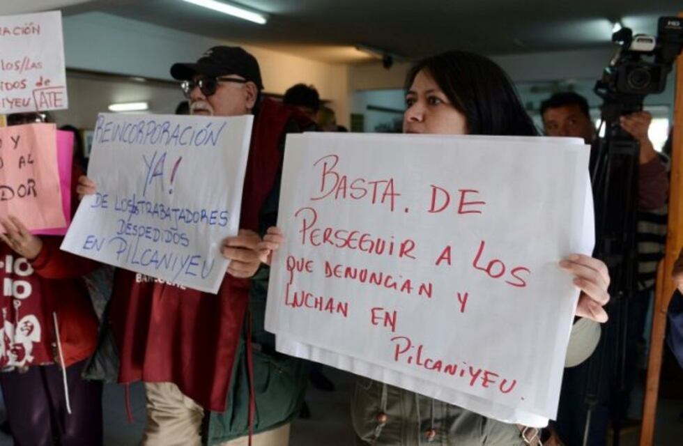 Escracharon al intendente de Pilcaniyeu durante un acto y escapó por una puerta lateral