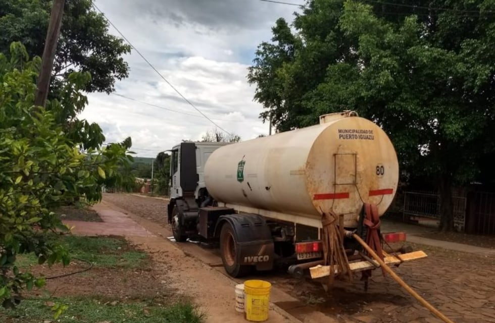 Por la crisis hídrica, llevan agua potable a los barrios de Iguazú
