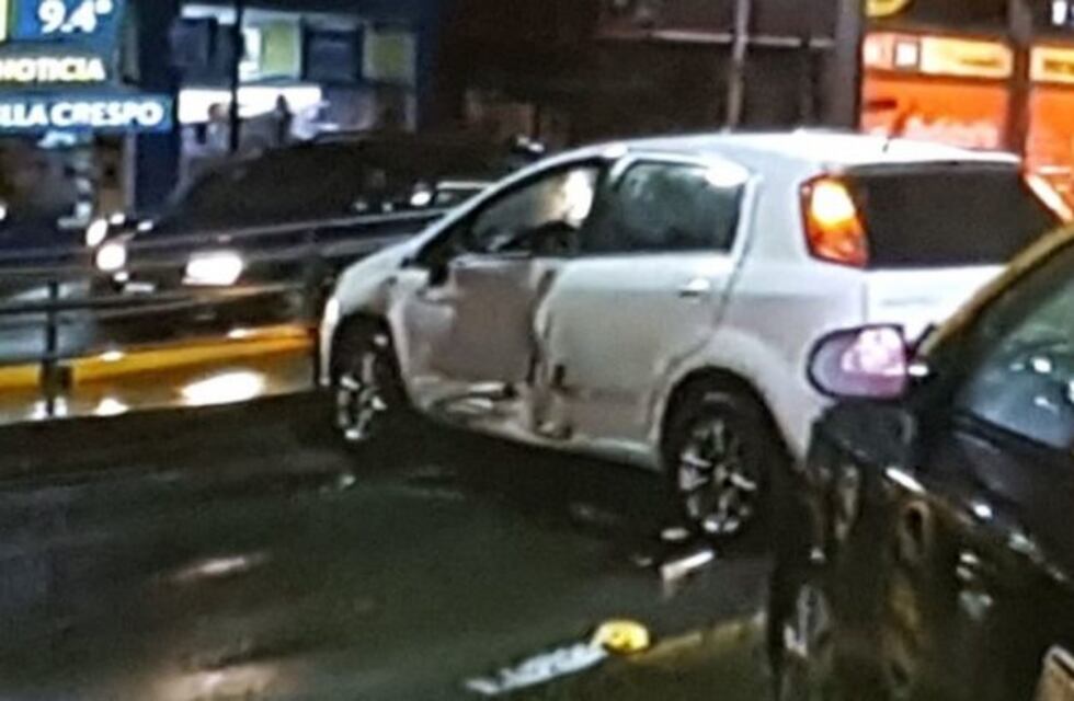 Tres heridos al chocar un taxi y un auto particular en Villa Crespo