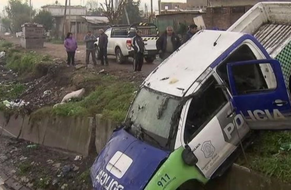 Un patrullero que perseguía a delincuentes cayó en un arroyo en Quilmes