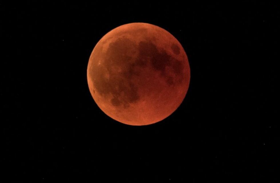 Imperdible: este lunes habrá una superluna de sangre con eclipse lunar total