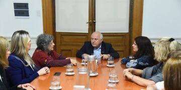 El mandatario se reunió en mayo pasado con la antropóloga Rita Segato y la periodista feminista Luciana Peker\u002E (@gobsantafe)