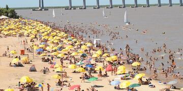 Estiman que la superficie disponible en las playas será menor a la habitual en pocos días\u002E (Archivo)