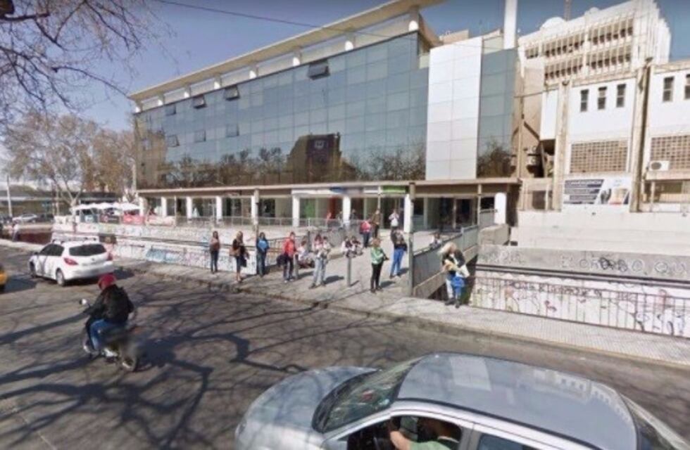 Delincuentes armados asaltaron una sandwichería en pleno centro