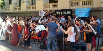 Los instrumentistas se formaron a metros de la entrada a la Bolsa de Comercio\u002E (@sinfonicarosario)