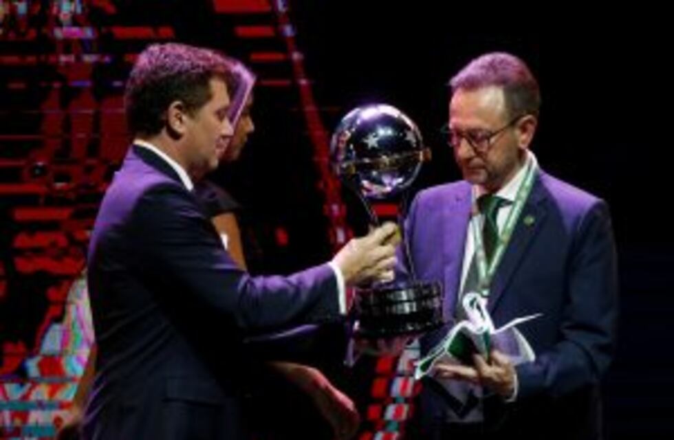 Chapecoense recibió la Copa Sudamericana y la compartió con Atlético Nacional