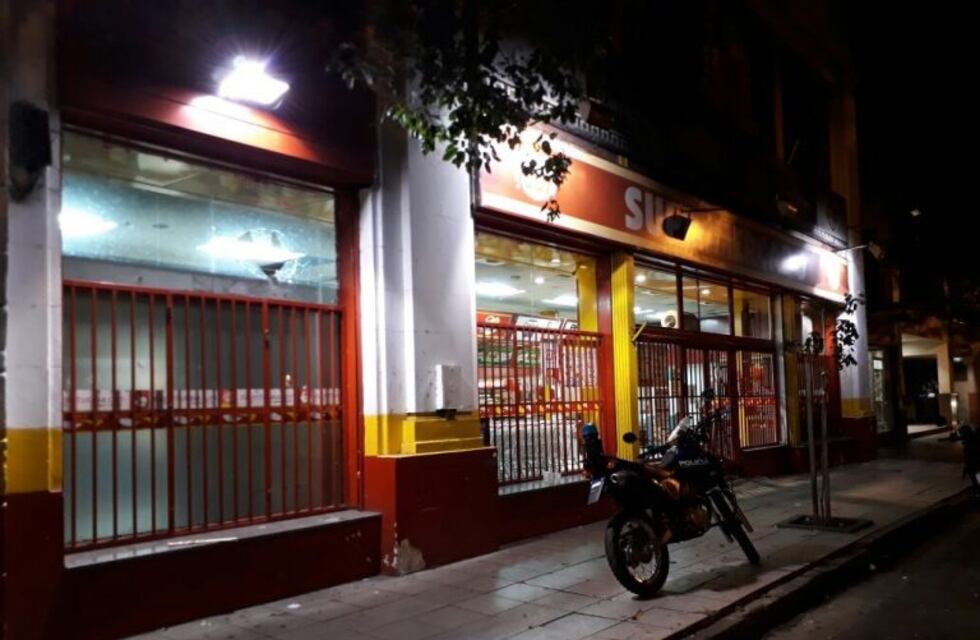 Intentaron robar la caja fuerte de un supermercado en pleno centro, pero los sorprendió la policía