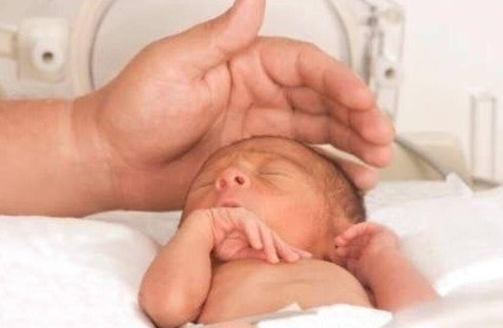 La bebé que fue abandonada ya toma leche materna