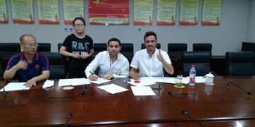 El Sapito y el profe Manuel León, con la firma en China\u002E