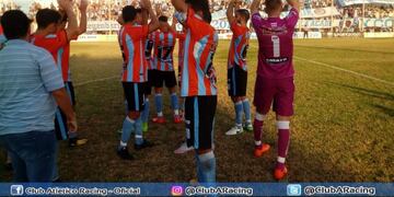 Los hinchas albicelestes acompañaron a Racing en la primera fase\u002E Este sábado no podrán estar\u002E